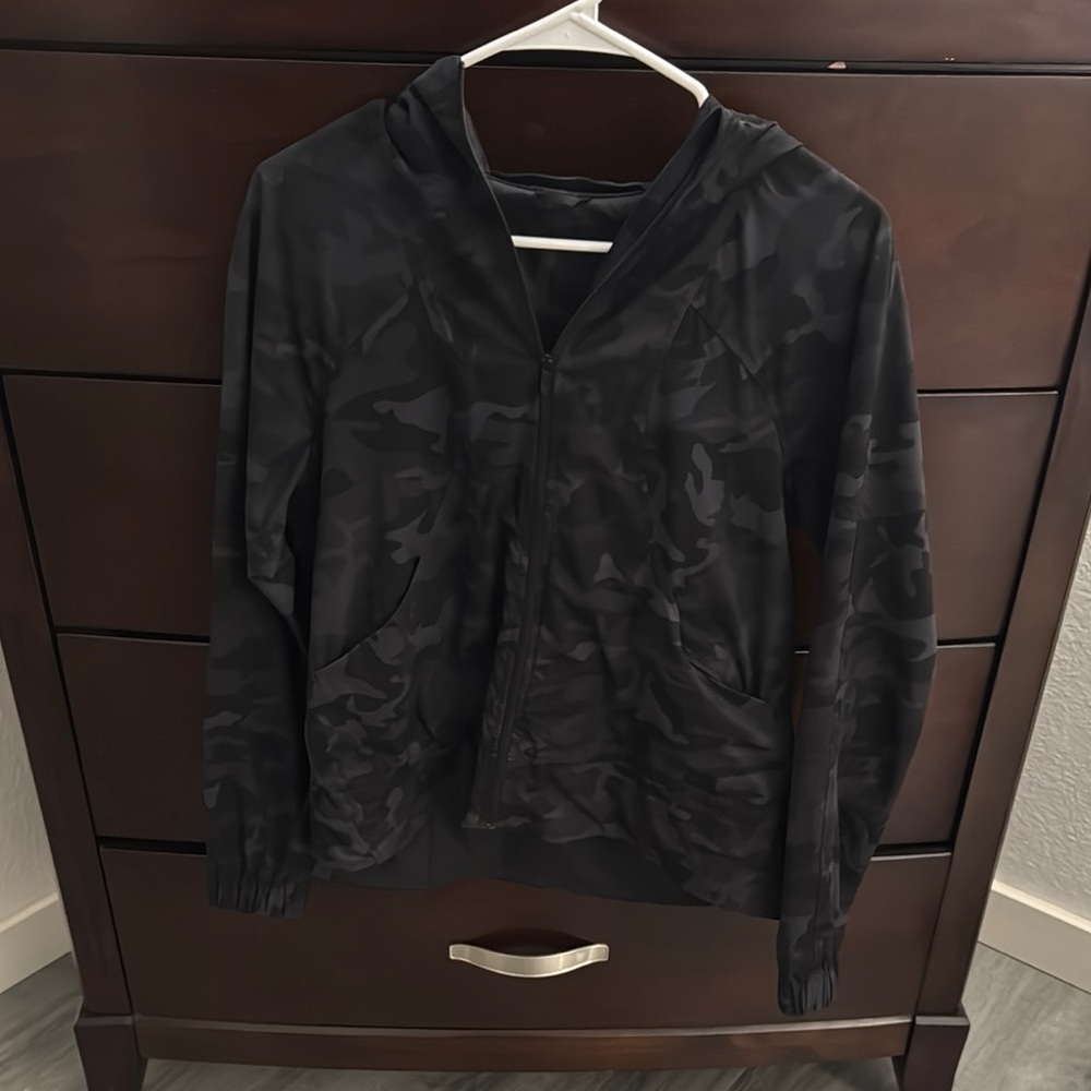 LULULEMON PACK IT UP CAMO JACEKT
